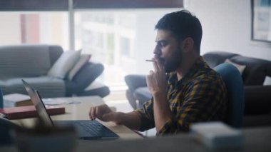 İspanyol iş adamı evde toplantı ya da internet konferansı yapıyor, sigara içiyor. Beyazlar bilgisayarla uzaktan kumanda yapıyor. Genç Kafkasyalı iş adamı dizüstü bilgisayarla çalışıyor.