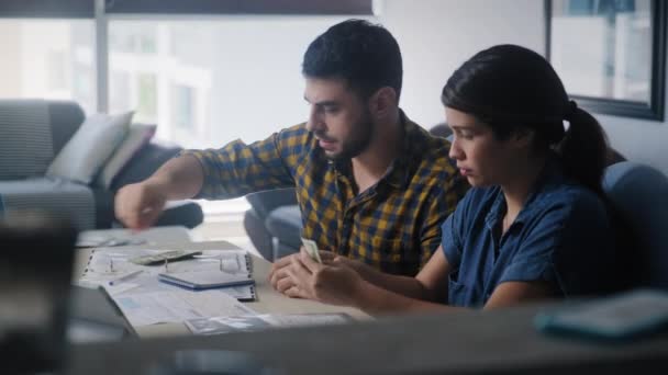 Gente Contando Efectivo Dinero Para Pagar Facturas Servicios Públicos Pareja — Vídeo de stock