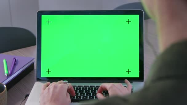 Девочка Учится Ноутбуке Зеленым Экраном Молодая Женщина Студентка Колледжа Занимающаяся — стоковое видео