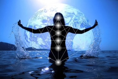Hayatı kutluyor - Kutsal geometri Metatron küpü ve 7 çakralar ile hayatı kutlayan gün batımında plajda Güzel kadın