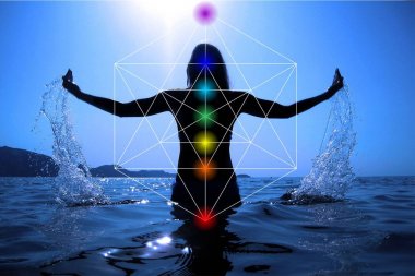 Hayatı kutluyor - Kutsal geometri Metatron küpü ve 7 çakra renkleri ile hayatı kutlayan gün batımında sahilde güzel kadın