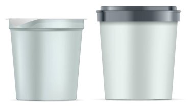 Yuvarlak kağıt kavanoz seti. Yoğurt, krema, tatlı ya da reçel için folyo kaplı gümüş beyaz mat plastik kap. Gerçekçi ambalaj şablonu. Vektör 3d illüstrasyon.