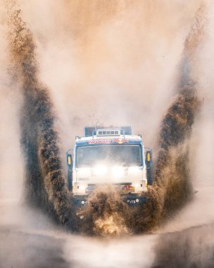 Rostov-On-Don, Rusya-20 Mayıs 2018: Kamaz ve Maz Dakar kamyon Bizon kamyon gösterisi