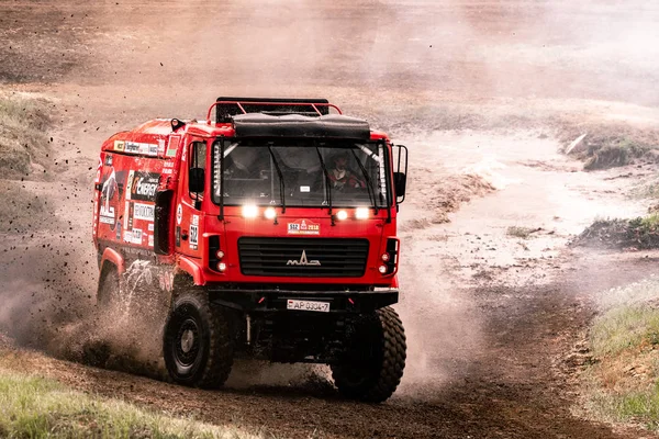 Rostov-On-Don, Rusya-20 Mayıs 2018: Kamaz ve Maz Dakar kamyon Bizon kamyon gösterisi