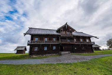 Rusya 'nın Onega gölündeki Kizhi adasındaki ahşap kiliseler.