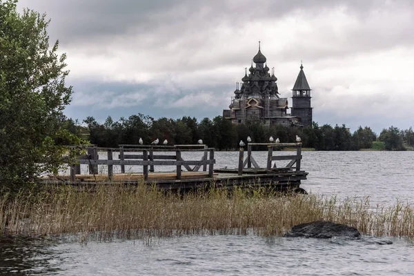 Träkyrkor på ön Kizhi vid sjön Onega, Ryssland — Stockfoto