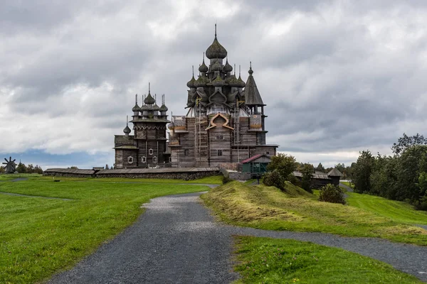 Drewniane kościoły na wyspie Kizhi nad jeziorem Onega, Rosja — Zdjęcie stockowe
