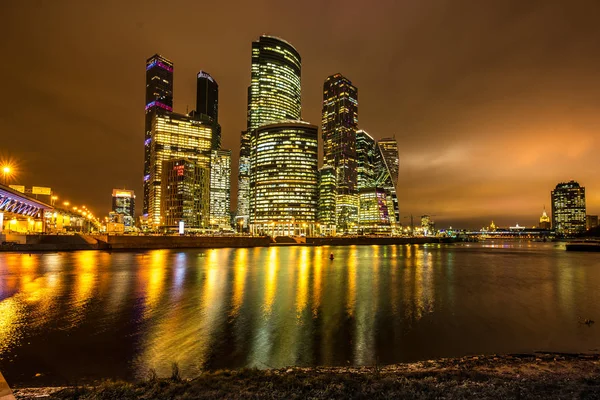 Moskova şehir gökdelenler gece manzara fotoğrafı — Stok fotoğraf