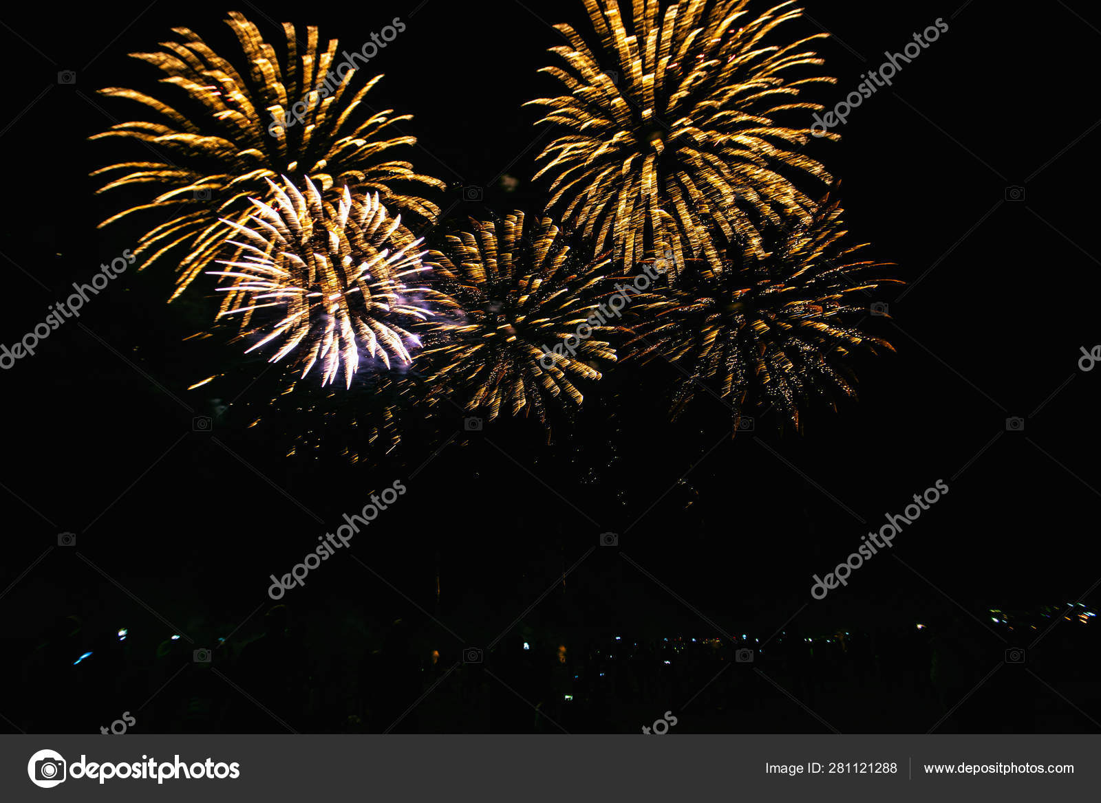 7月4日独立日前未来烟花节在深黑色背景天空上表演真正的烟花 图库照片 C Mkolesnikov 7月4日独立日前未来烟花节在深黑色背景天空上表演真正的烟花 图库照片 C Mkolesnikov