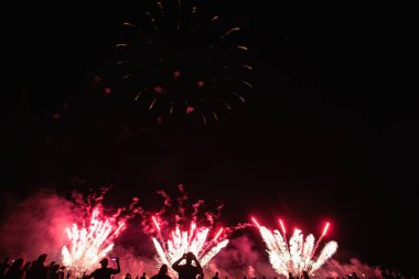 4 Temmuz'da bağımsızlık gününden önce Fütüristik Havai Fişek festivali gösterisi Deep Black Background Sky Gerçek Havai Fişek