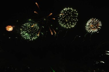 4 Temmuz'da bağımsızlık gününden önce Fütüristik Havai Fişek festivali gösterisi Deep Black Background Sky Gerçek Havai Fişek