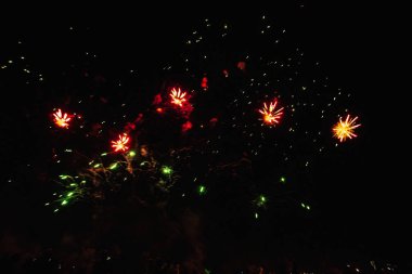 4 Temmuz'da bağımsızlık gününden önce Fütüristik Havai Fişek festivali gösterisi Deep Black Background Sky Gerçek Havai Fişek