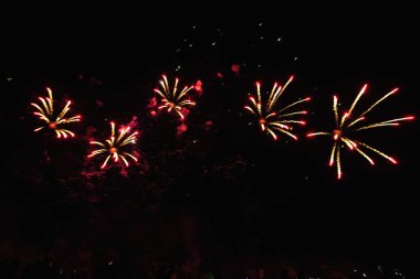 4 Temmuz'da bağımsızlık gününden önce Fütüristik Havai Fişek festivali gösterisi Deep Black Background Sky Gerçek Havai Fişek