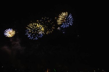 4 Temmuz'da bağımsızlık gününden önce Fütüristik Havai Fişek festivali gösterisi Deep Black Background Sky Gerçek Havai Fişek