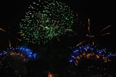 4 Temmuz'da bağımsızlık gününden önce Fütüristik Havai Fişek festivali gösterisi Deep Black Background Sky Gerçek Havai Fişek