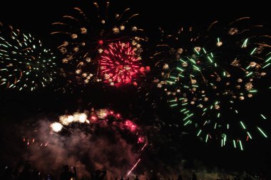 4 Temmuz'da bağımsızlık gününden önce Fütüristik Havai Fişek festivali gösterisi Deep Black Background Sky Gerçek Havai Fişek