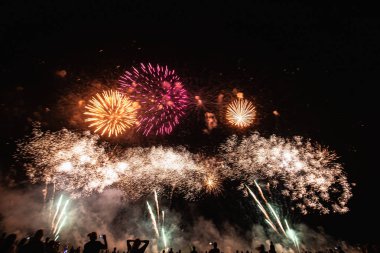 4 Temmuz'da bağımsızlık gününden önce Fütüristik Havai Fişek festivali gösterisi Deep Black Background Sky Gerçek Havai Fişek