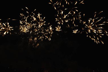 4 Temmuz'da bağımsızlık gününden önce Fütüristik Havai Fişek festivali gösterisi Deep Black Background Sky Gerçek Havai Fişek
