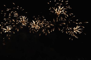 4 Temmuz'da bağımsızlık gününden önce Fütüristik Havai Fişek festivali gösterisi Deep Black Background Sky Gerçek Havai Fişek