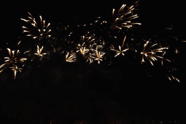 4 Temmuz'da bağımsızlık gününden önce Fütüristik Havai Fişek festivali gösterisi Deep Black Background Sky Gerçek Havai Fişek