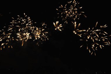 4 Temmuz'da bağımsızlık gününden önce Fütüristik Havai Fişek festivali gösterisi Deep Black Background Sky Gerçek Havai Fişek