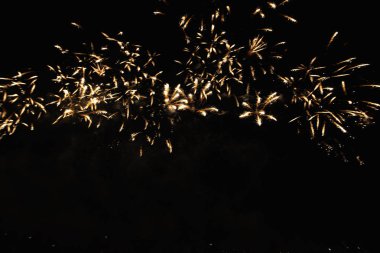 4 Temmuz'da bağımsızlık gününden önce Fütüristik Havai Fişek festivali gösterisi Deep Black Background Sky Gerçek Havai Fişek