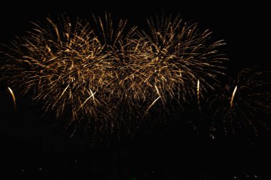 4 Temmuz'da bağımsızlık gününden önce Fütüristik Havai Fişek festivali gösterisi Deep Black Background Sky Gerçek Havai Fişek