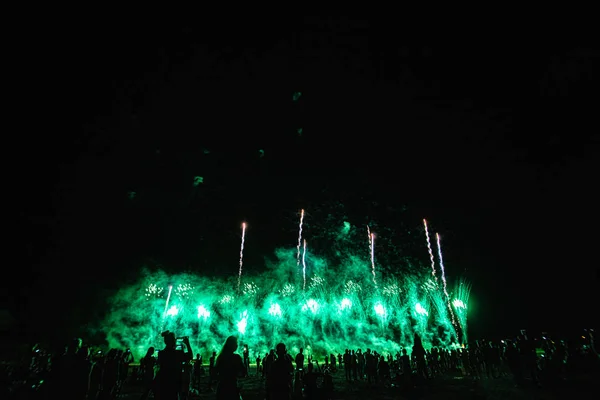 7月4日の独立記念日の前に未来的な花火祭のショーに深い黒の背景空の本当の花火ビデオ — ストック写真