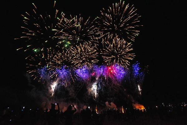 Skutečné Video Fireworks Hlubokém Černém Pozadí Nebe Futuristickém Festivalu Zábavní — Stock fotografie