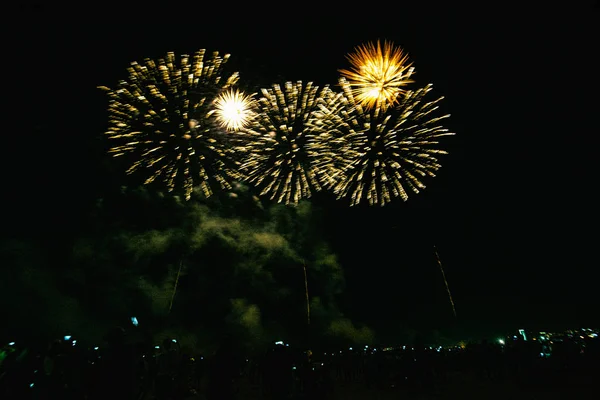 Skutečné Video Fireworks Hlubokém Černém Pozadí Nebe Futuristickém Festivalu Zábavní — Stock fotografie