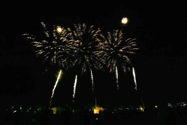 Echtes Feuerwerk Vor Tiefschwarzem Himmel Auf Futuristischem Feuerwerk Vor Dem — Stockfoto