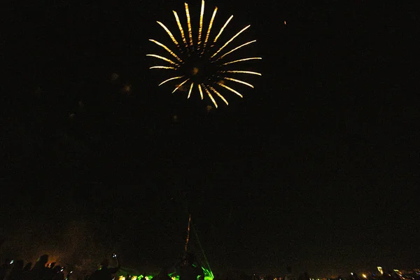 Skutečné Ohňostroje Hlubokém Černém Pozadí Nebe Futuristickém Festivalu Zábavní Pyrotechniky — Stock fotografie