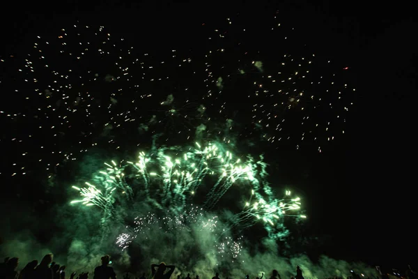 Echt Vuurwerk Deep Black Achtergrond Hemel Futuristische Fireworks Festival Show — Stockfoto