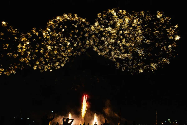 7月4日の独立記念日前の未来花火大会の深い黒い背景の上の本物の花火 — ストック写真