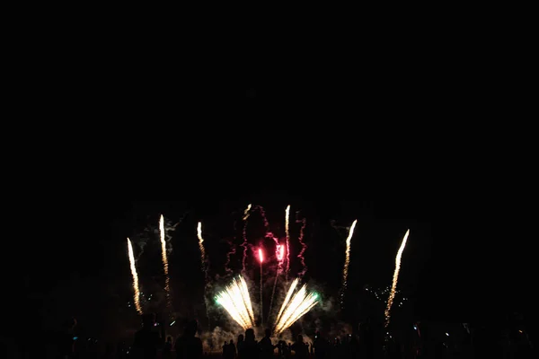 Valóságos Tűzijátékok Mély Fekete Háttér Futurista Tűzijátékok Fesztivál Mutat Előtt — Stock Fotó