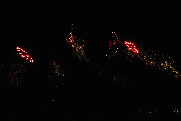 7月4日の独立記念日前の未来花火大会の深い黒い背景の上の本物の花火 — ストック写真