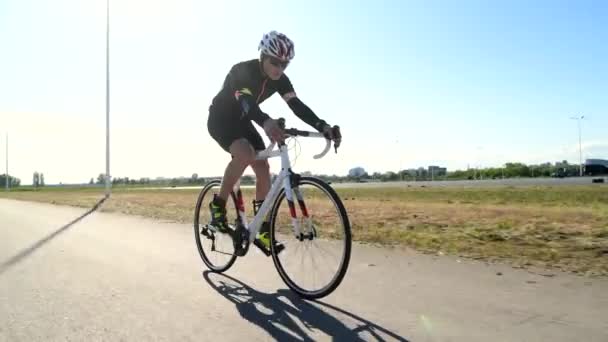 프로 트라이애슬론 사이클 도로 자전거 페달링 도로 자전거, 스포츠 컨셉트 — 비디오