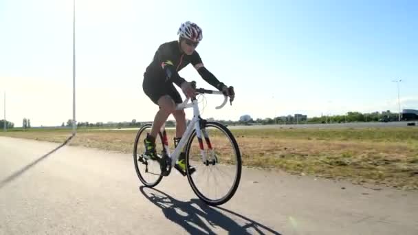 Profi-Triathlet Radfahren Rennrad, Tretfahrrad Rennrad, Sportkonzept — Stockvideo