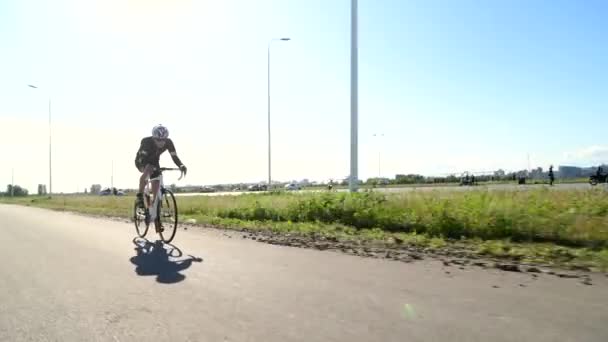 Profesjonalny rower trójkołowy, rower rowerowy Pedaling Road, koncepcja sportowa — Wideo stockowe