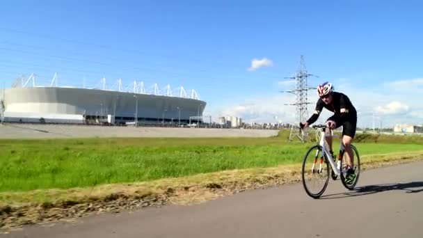 Professzionális triatlon kerékpár országúti kerékpár, Pedálozás Országúti kerékpár, sport koncepció — Stock videók