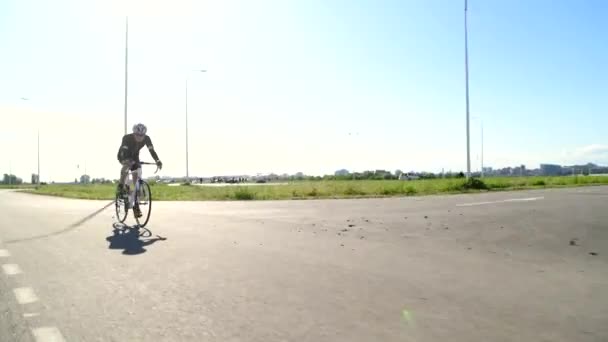 Bicicleta de estrada de ciclismo triatleta profissional, Pedaling Road Bicicleta, conceito de esporte — Vídeo de Stock