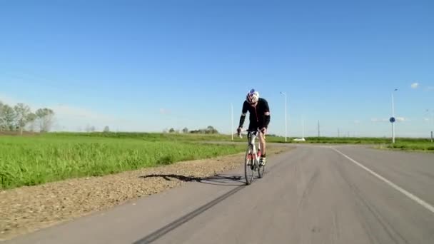Triatleta professionista ciclismo su strada, Pedalata su strada, concetto di sport — Video Stock