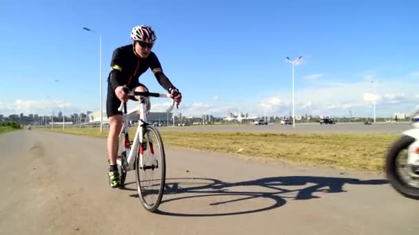Профессиональный триатлонист велоспорт дорожный велосипед, Педалирование дорожный велосипед, спортивная концепция — стоковое видео