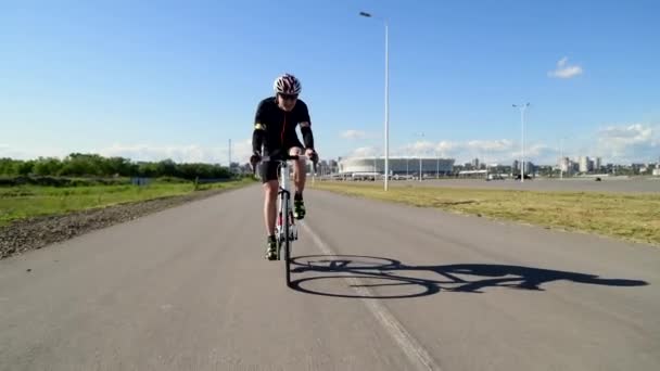 Profesjonalny rower trójkołowy, rower rowerowy Pedaling Road, koncepcja sportowa — Wideo stockowe