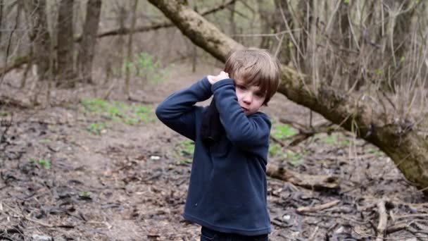 4岁的小男孩，身披Covid-19病毒的黑色医疗面具，住在森林里 — 图库视频影像