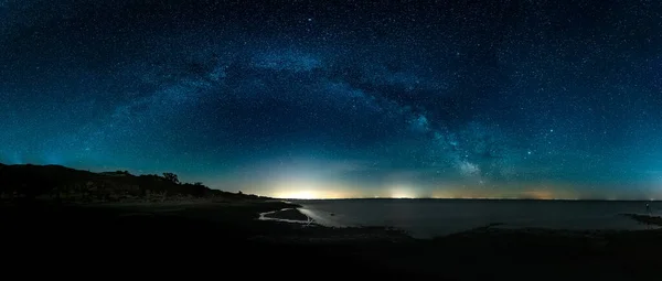 Amazing Panoramic HDR Landschap uitzicht op Melkweg over de nachtelijke hemel — Stockfoto