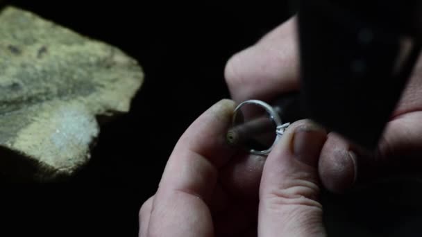 Joalheiro polimento anel de casamento dourado. Joalharia artesanal. Anel de prata — Vídeo de Stock