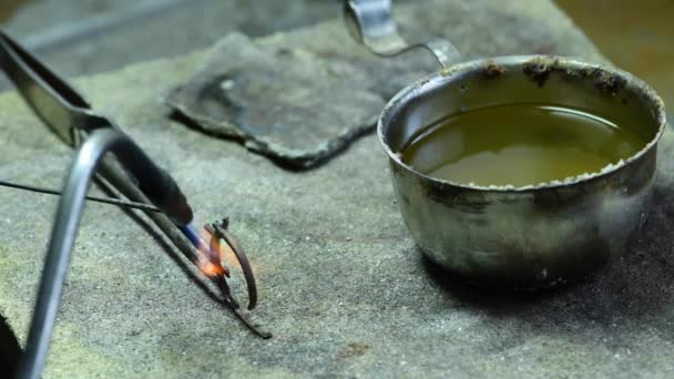 Orfebre taller de joyería utilizar quemador para crear anillo de bodas de oro, material de archivo 4k — Vídeo de stock