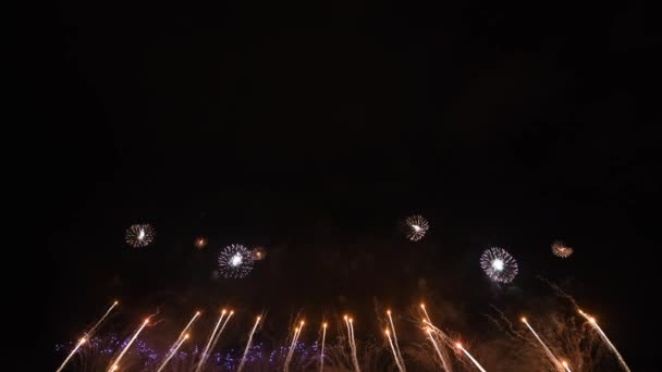 Fogos de artifício abstratos coloridos no céu noturno, isolados sobre fundo preto — Vídeo de Stock