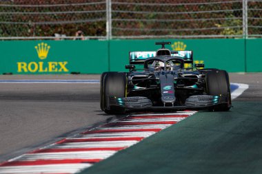 SOCHI, RUSSIA - 29 Eylül 2019: Daimler AMG Mercedes Benz F1 takımından Lewis Hamilton Rusya Formula 1 Grand Prix 2019